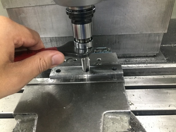 ねじ加工・穴あけ・プレス加工